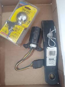 lot 3120 image: Trailer hitch parts