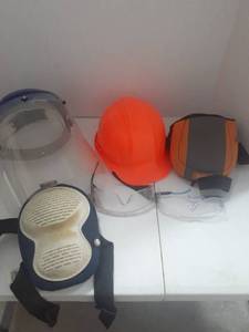 lot 3129 image: Hard hat, face shield. knee pads and safety glasses