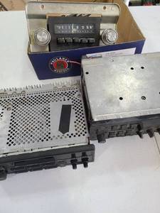 lot 3249 image: Car radios