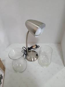 lot 3301 image: Desk lamp and 2 glass vases.