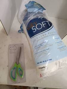 lot 3308 image: Pinking shears new in package and bag of poly-fil