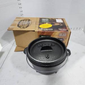 lot 3404 image: Lodge cast iron camp oven new in box