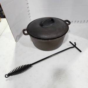 lot 3405 image: Cast iron 4 qt Dutch oven and lid lift