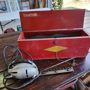 lot 3418 image: Vintage Craftsman hedge trimmer in wooden case