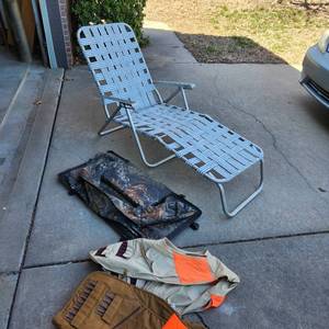 lot 3424 image: Mad Dog Geat bag, hunting vests and lounge chair