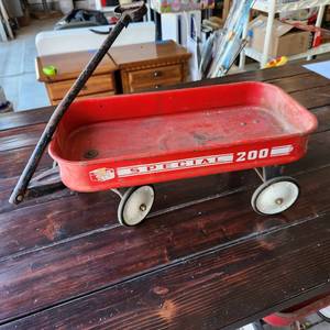lot 3428 image: Golden T Special 200 little red wagon