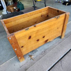 lot 3429 image: Wooden toy box 17 x 32 x 17