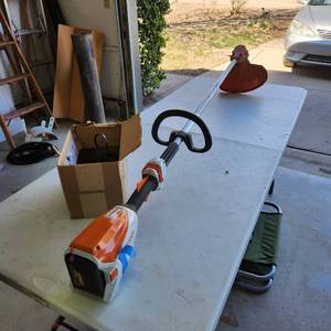 lot 3513 image: Stihl battery operated weed eater with charger