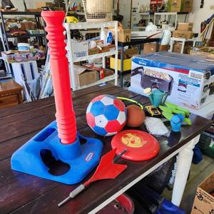 lot 3514 image: Childrens T ball post, sport balls, hoop, net and toys