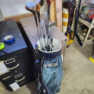 lot 3611 image: Blue golf bag with clubs