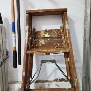 lot 3627 image: 6 ft wooden ladder