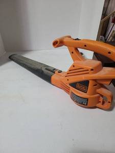 lot 3811 image: Black and Decker electric leaf blower