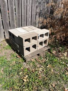 lot 4007 image: Cinder blocks