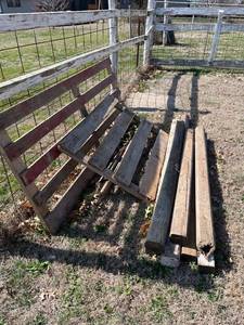 lot 4018 image: Wood fence posts and panels