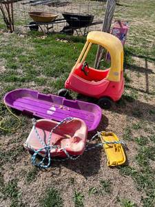 lot 4021 image: Little Tykes car and other toys