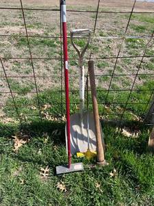 lot 4024 image: Yard tools