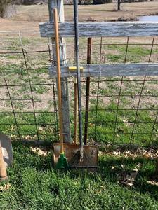 lot 4025 image: Yard tools