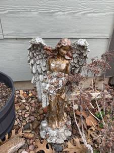 lot 4060 image: Angel decor approximately 24 in tall