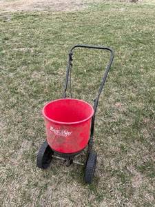 lot 4061 image: EarthWay ev-n-spred