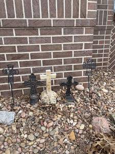 lot 4071 image: Cross decor