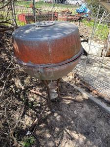 lot 4104 image: Charcoal grill