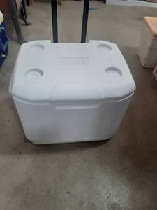 lot 3033 image: Coleman cooler with handle and wheels