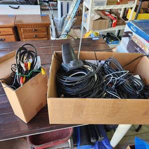 lot 3508 image: Assorted cable and audio components