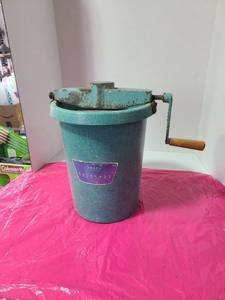 lot 3822 image: Vintage Sears Coldspot hand crank ice cream freezer