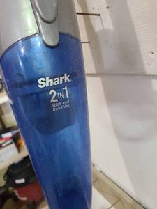 lot 3827 image: Shark electric 2-in-1 stick and hand vac