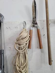 lot 3828 image: Clippers and rope