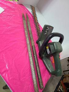 lot 3832 image: Black and Decker electric hedge trimmer and 2 heavy metal stakes