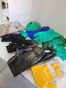 lot 3212 image: Assorted work gloves