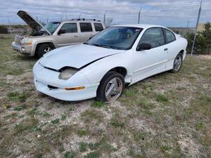 lot 10036 image: 1999 Pontiac Sunfire, White