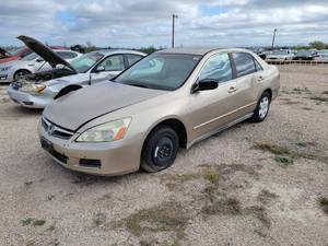 lot 10040 image: 2006 Honda Accord, Tan