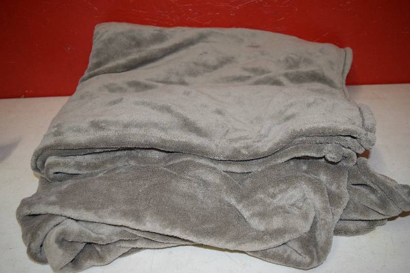 lot 25 image: Threshold Plush Blanket