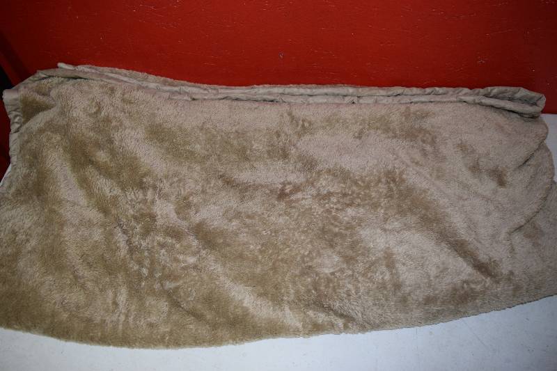 lot 26 image: Threshold Plush Throw