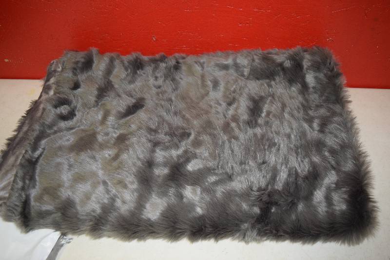 lot 36 image: Threshold Faux Fur Throw