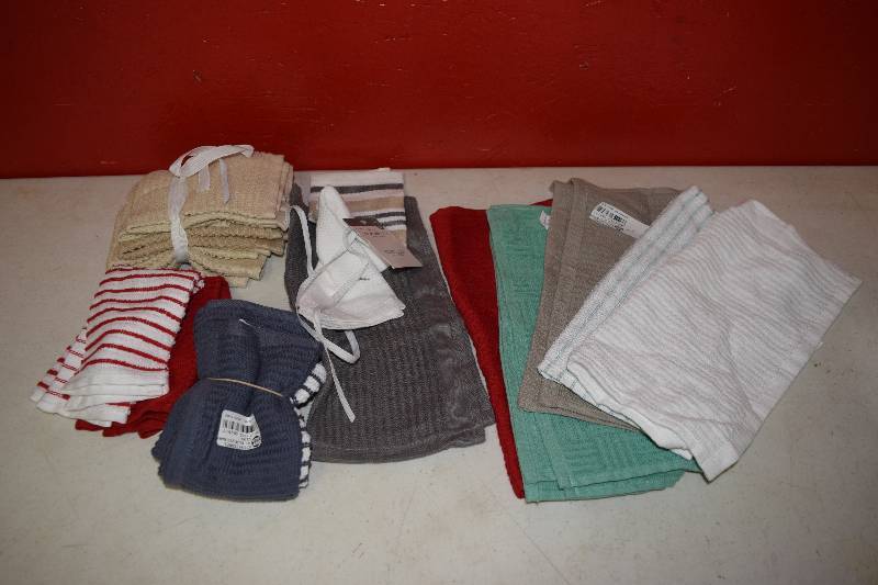 lot 47 image: 18 Dish Clothes