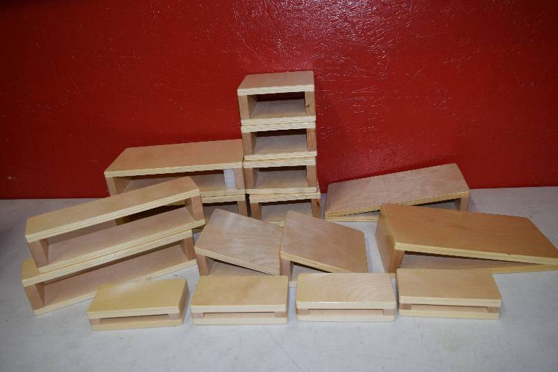 lot 77 image: 16 Guide Craft Mini Hollow Blocks