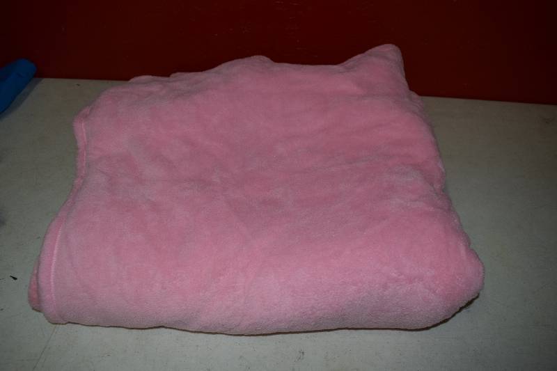 lot 189 image: Pillowfort Pink Plush Blanket