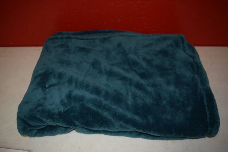 lot 235 image: Threshold Plush Throw