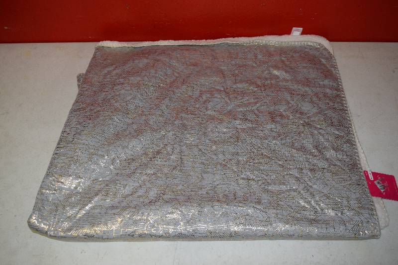 lot 300 image: Xhileration Sherpa Throw