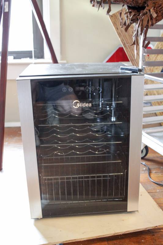 lot 3063 image: midea HS-90WE Wine Cooler Refrigerator