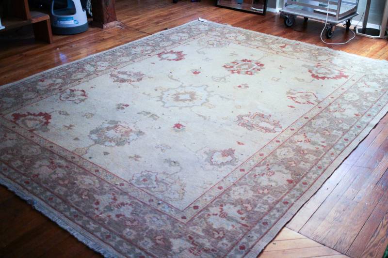 lot 3101 image: Hand-Woven Ushak Rug