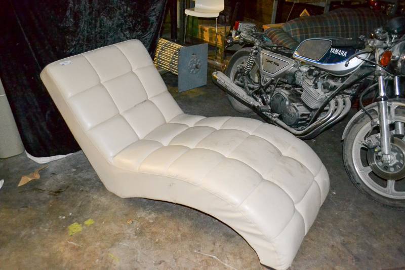 lot 48 image: Modern Reclined Chair