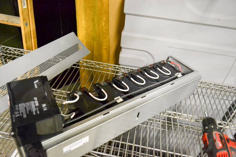 lot 63 image: UPS Battery Backup with 8 12V 7ah batteries