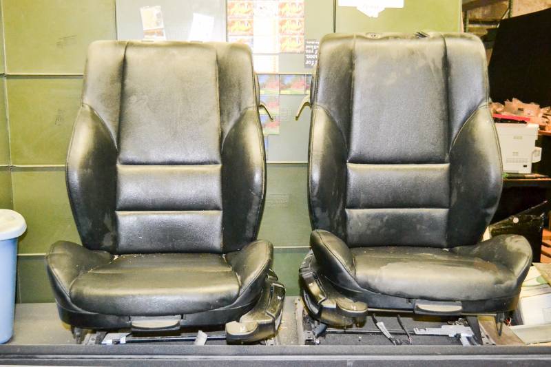 lot 71 image: Pair of BMW E46 Manual Coupe Leather chairs