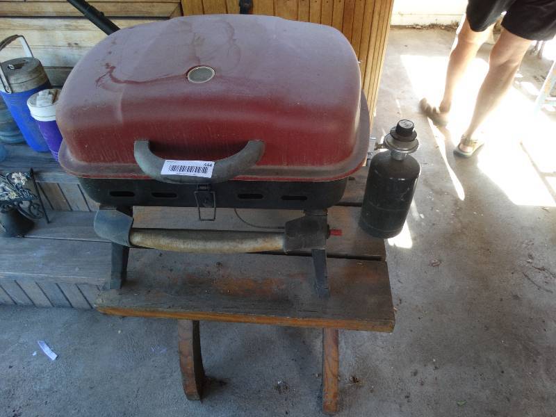 lot 444 image: Propane grill wtable.