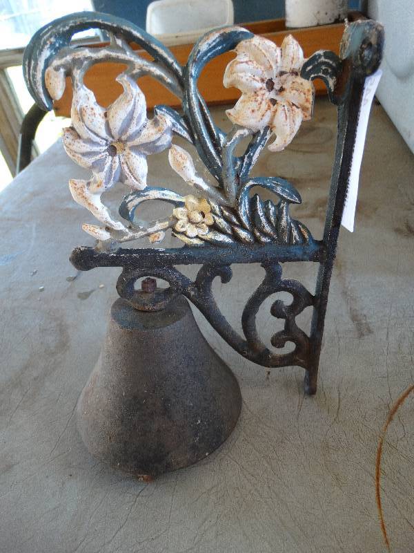 lot 445 image: Castiron bell.