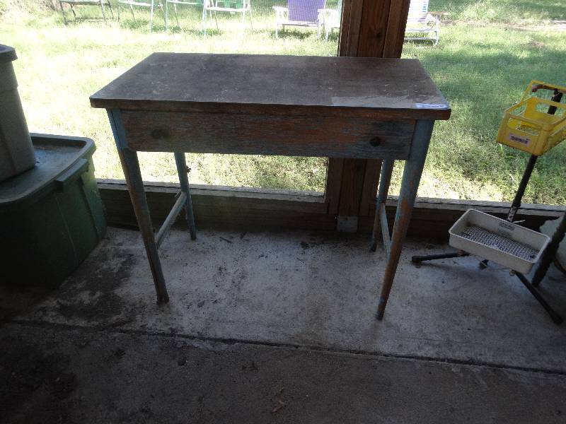 lot 446 image: Wooden table w drawer.